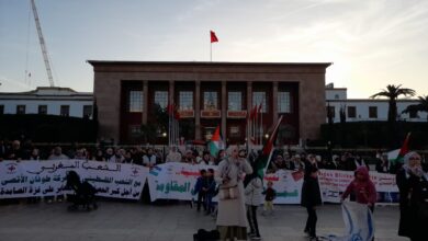 احتشد العشرات من المغاربة مساء اليوم الجمعة 8 مارس 2024 أمام البرلمان في إطار مواصلة الفعاليات الشعبية التي تنظمها مجموعة العمل الوطنية من أجل فلسطين منذ 7 أكتوبر 2023.
