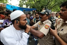 أظهر مقطع فيديو متداول على منصات التواصل الاجتماعي مشاهد لاعتداء الشرطة الهندية بالركل على مسلمين كانوا يؤدون صلاة الجمعة عند قارعة الطريق.