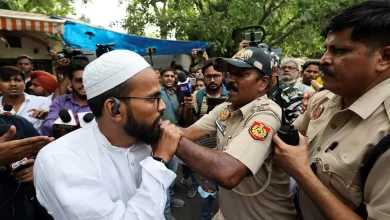 أظهر مقطع فيديو متداول على منصات التواصل الاجتماعي مشاهد لاعتداء الشرطة الهندية بالركل على مسلمين كانوا يؤدون صلاة الجمعة عند قارعة الطريق.