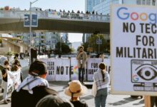 أعلنت شركة غوغل الأمريكية أمس الجمعة عن طرد أحد موظفيها على خلفية احتجاجه ضد الاحتلال "الإسرائيلي" في فعالية تكنولوجية بمدينة نيويورك. وذكر ب