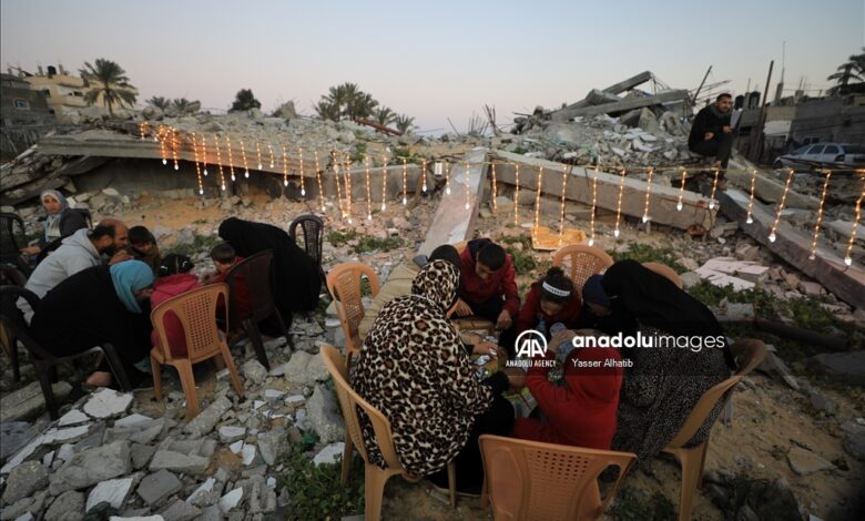 عائلات من غزة تفطر فوق أنقاض بيوتها