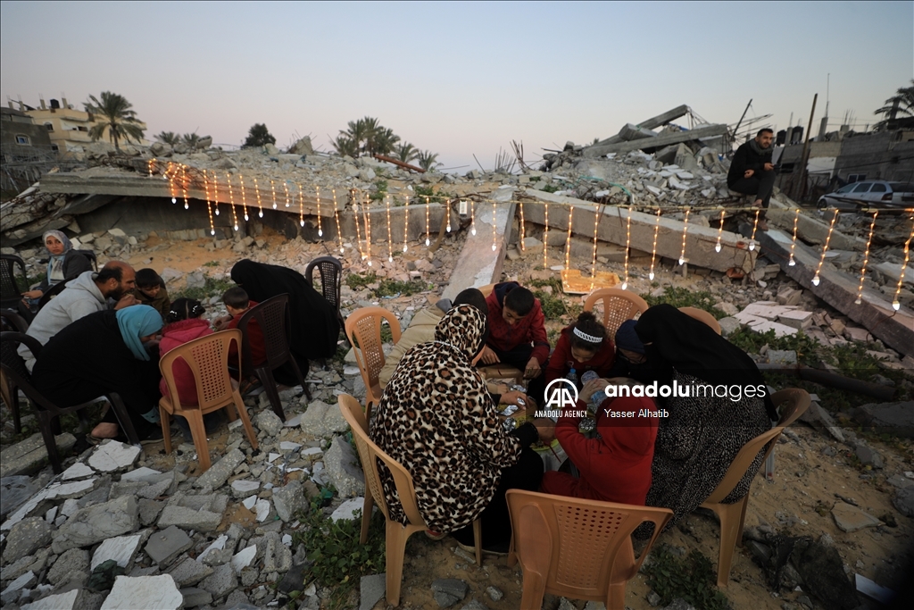 عائلات من غزة تفطر فوق أنقاض بيوتها