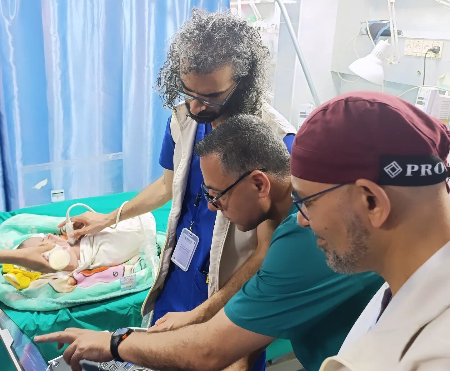 باشر طبيب مغربي عمله التطوعي بأحد مستشفيات قطاع غزة بعد وصوله يوم أمس الجمعة 19 أبريل 2024، رفقة الفريق الطبي الذي يقوده، من أجل إسعاف ضحاي