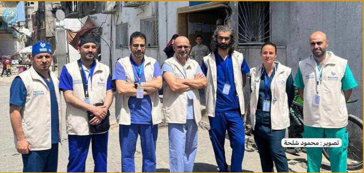 باشر طبيب مغربي عمله التطوعي بأحد مستشفيات قطاع غزة بعد وصوله يوم أمس الجمعة 19 أبريل 2024، رفقة الفريق الطبي الذي يقوده، من أجل إسعاف ضحاي