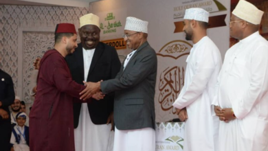 تمكن المنشد المغربي إلياس الوردي الأحد الماضي، من التتويج بمسابقة تنزانيا الدولية لحفظ القرآن الكريم والأذان بعد تحقيق المركز الأول، وذلك بح