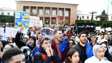أعلنت اللجنة الوطنية لطلبة الطب وطب الأسنان والصيدلة  عن تنظيم “مسيرة الصمود” يوم 25 أبريل احتجاجا على قرارات التوقيف التي طالت 66 طالبا وإغل