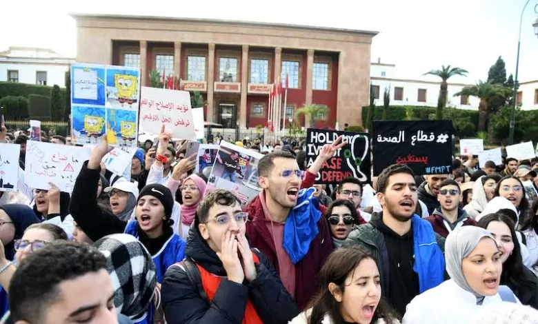 أعلنت اللجنة الوطنية لطلبة الطب وطب الأسنان والصيدلة  عن تنظيم “مسيرة الصمود” يوم 25 أبريل احتجاجا على قرارات التوقيف التي طالت 66 طالبا وإغل