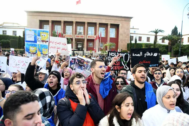أعلن طلبة الطب والصيدلة في مختلف الكليات بالمغرب استعدادهم لمقاطعة الدخول الجامعي في حالة منع الطلبة الموقوفين من العودة للتسجيل، وأكد الطل
