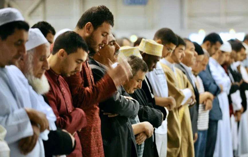 أعلنت عدة دولة عربية، من بينها السعودية والكويت وقطر والبحرين والإمارات ومصر ولبنان والعراق، أن يوم غد الأربعاء أول أيام عيد الفطر بعد تعذر