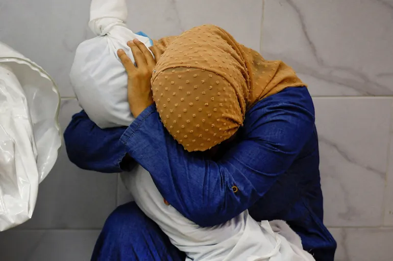 فازت صورة مؤثرة لامرأة فلسطينية تحتضن جثمان ابنة أخيها الصغيرة بالكفن الأبيض إثر مقتلها في غارة إسرائيلية على قطاع غزة، اليوم الخميس، بجائز