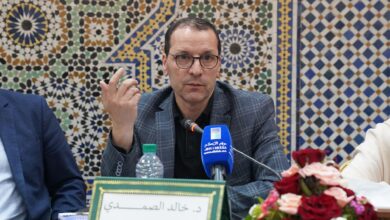 انتقد الدكتور خالد الصمدي الخبير التربوي والوزير السابق استمرار الحكومة في تجميد مرسوم الهندسة اللغوية في ثلاجتها لمدة أربع سنوات، رغم دعوت