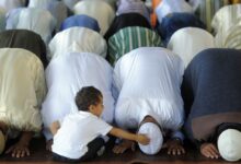 يقدّر المعهد الوطني للإحصاء في إسبانيا أن 2% من المواطنين يمارسون الإسلام في البلاد، لكن اتحاد الجاليات الإسلامية في إسبانيا (UCIDE) يشير إل
