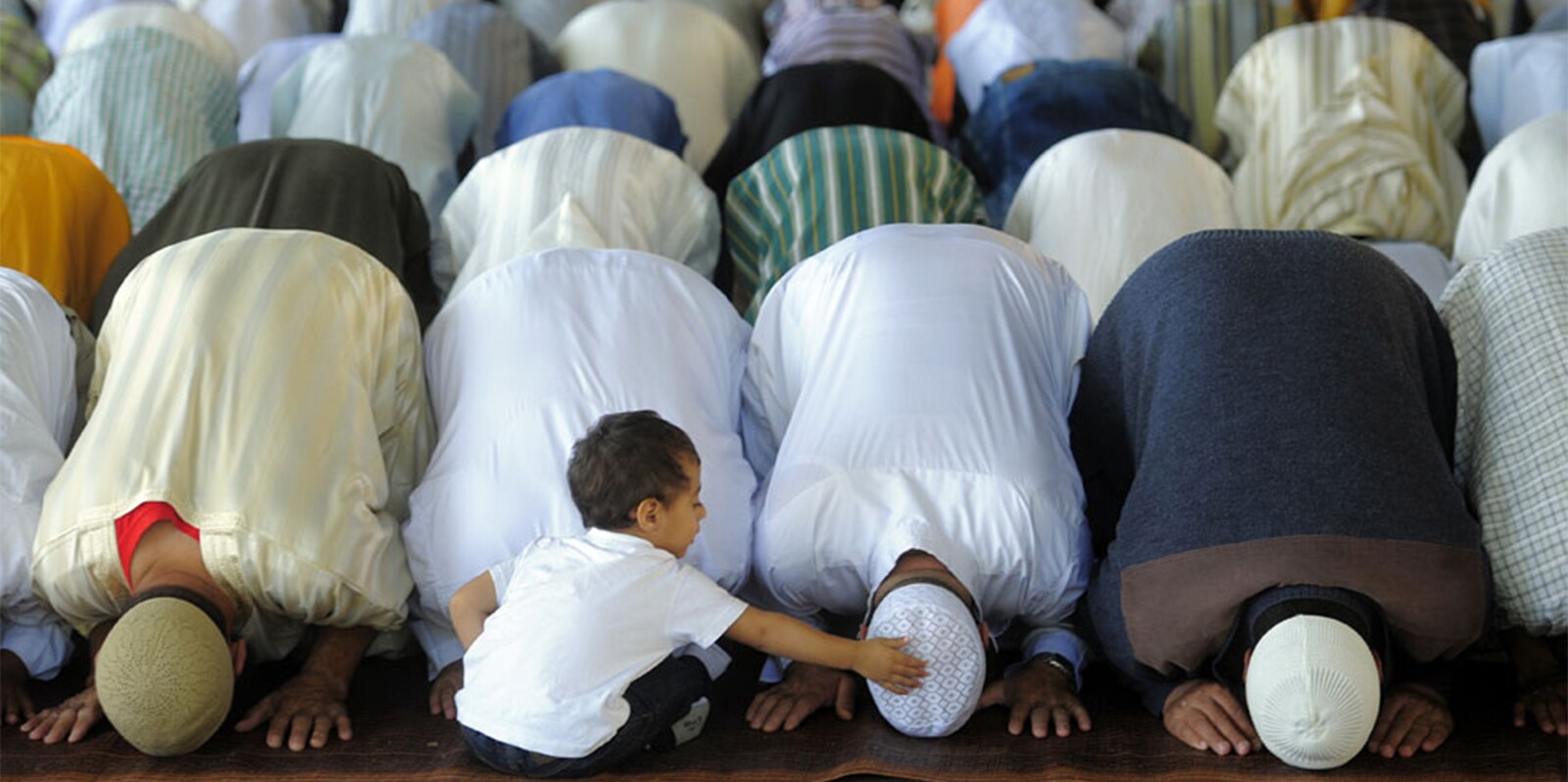 يقدّر المعهد الوطني للإحصاء في إسبانيا أن 2% من المواطنين يمارسون الإسلام في البلاد، لكن اتحاد الجاليات الإسلامية في إسبانيا (UCIDE) يشير إل