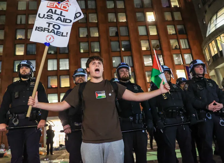 أغلقت جامعة جنوب كاليفورنيا، الحرم الجامعي الرئيسي، أمس الأحد، بينما تخلي الشرطة مخيم الاحتجاج المؤيد لفلسطين. ونقلت وسائل إعلام أميركية عن إ