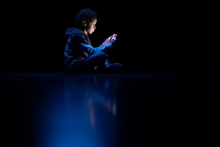 كشفت دراسة علمية بجامعة إدنبره في إسكتلندا أن أكثر من 300 مليون طفل في جميع أنحاء العالم، يقعون ضحايا للاستغلال والاعتداء الجنسي عبر الإنترن