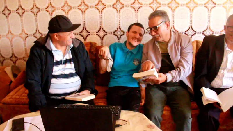 استطاع شاب مغربي من مدينة أكادير رغم معاناته من الإعاقة الجسدية أن يتحدى كل الظروف ويقوم بتأليف الكتب وكتابة المقالات.ونشر مهدي مالك البالغ