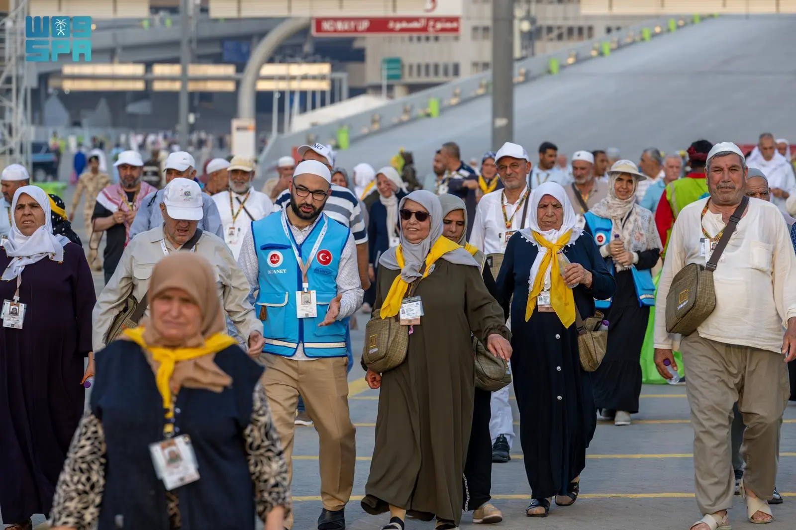 بدأ حجاج بيت الله الحرام بالتوافد صباح اليوم الجمعة الثامن من شهر ذي الحجة 1445 هـ إلى مشعر منى لقضاء يوم التروية تقربًا لله تعالى راجين من