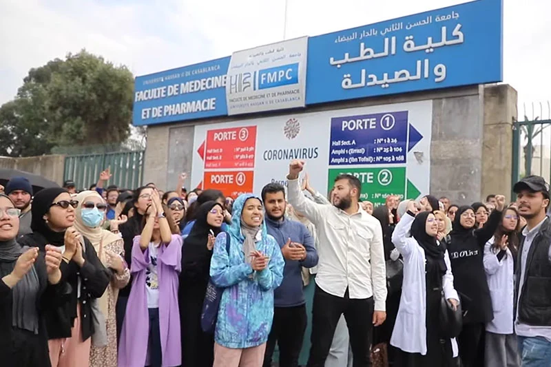 قررت المحكمة الابتدائية بالرباط، أمس الأربعاء، حجز ملف محاكمة 27 شخصا من طلبة الطب والأطباء الداخليين والمقيمين للتأمل قبل النطق بالحكم الاب