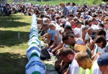 يحيي آلاف البوسنيين في سريبرينتسا ذكرى المذبحة التي تعرّض لها المسلمون خلال الحرب الأهلية في البلاد عام 1995، بعد شهرين من تخصيص الأمم المت