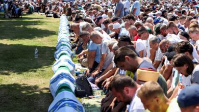يحيي آلاف البوسنيين في سريبرينتسا ذكرى المذبحة التي تعرّض لها المسلمون خلال الحرب الأهلية في البلاد عام 1995، بعد شهرين من تخصيص الأمم المت