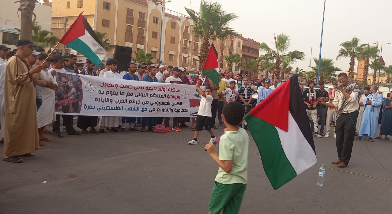 نددت ساكنة أولاد تايمة في وقفة تضامنية نظمتها المبادرة المغربية للدعم والنصرة بما تتعرض له أهالي غزة من تقتيل وتدمير وإبادة جماعية من قبل ا