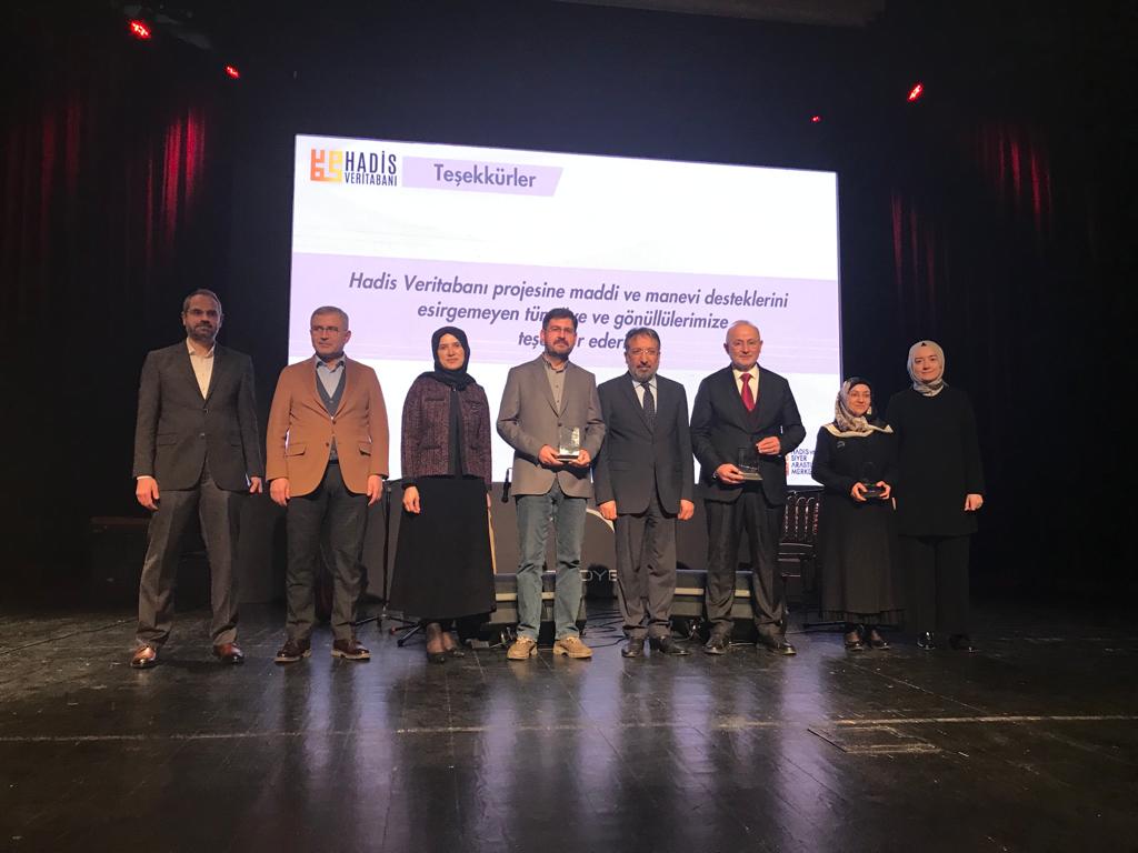 أطلق أكاديميون أتراك منصة "قاعدة بيانات الحديث" لتمييز الأحاديث النبوية الصحيحة باستخدام تقنيات الذكاء الاصطناعي. وشارك في هذا المشروع ما ي