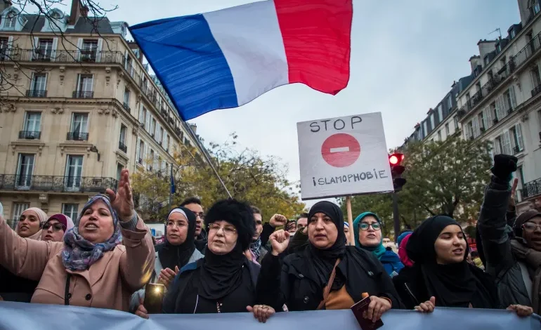 أطلقت وزارة الداخلية الفرنسية حزمة من الضوابط الإدارية تتضمن فرض الإقامة الجبرية والطرد، أدت إلى تعطيل حياة مئات الأشخاص من المسلمين، وبعض