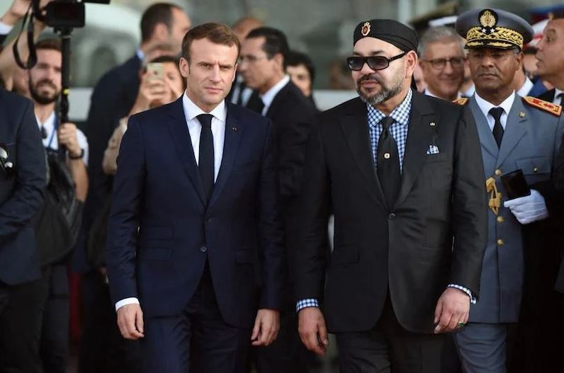 بعد أسابيع قليلة من قرار الحكومة الفرنسية اعترافها بخطة الحكم الذاتي بالصحراء في إطار السيادة المغربية، أعلن بلاغ للديوان الملكي أن الرئيس