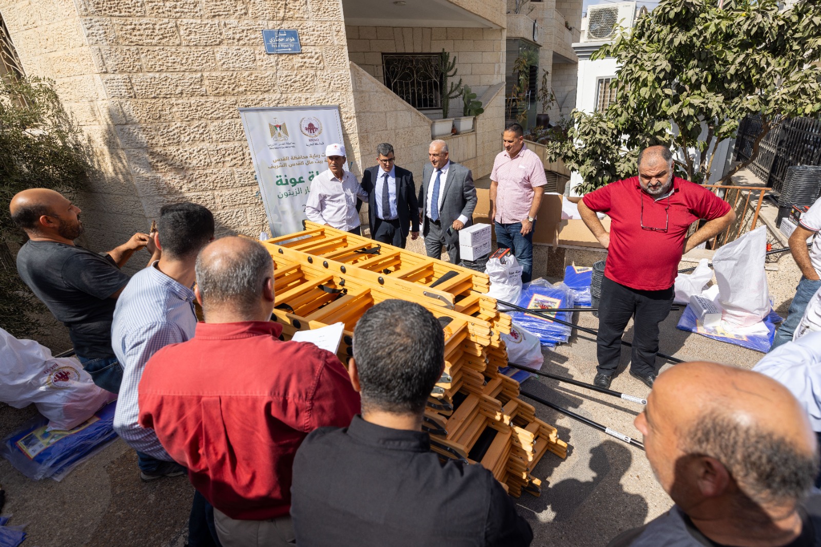 أطلقت وكالة بيت مال القدس الشريف بمحافظة القدس بالرام حملة "عونة" لقطاف الزيتون لموسم 2024، بعملية توزيع الأدوات والمعدات على المزارعين ال