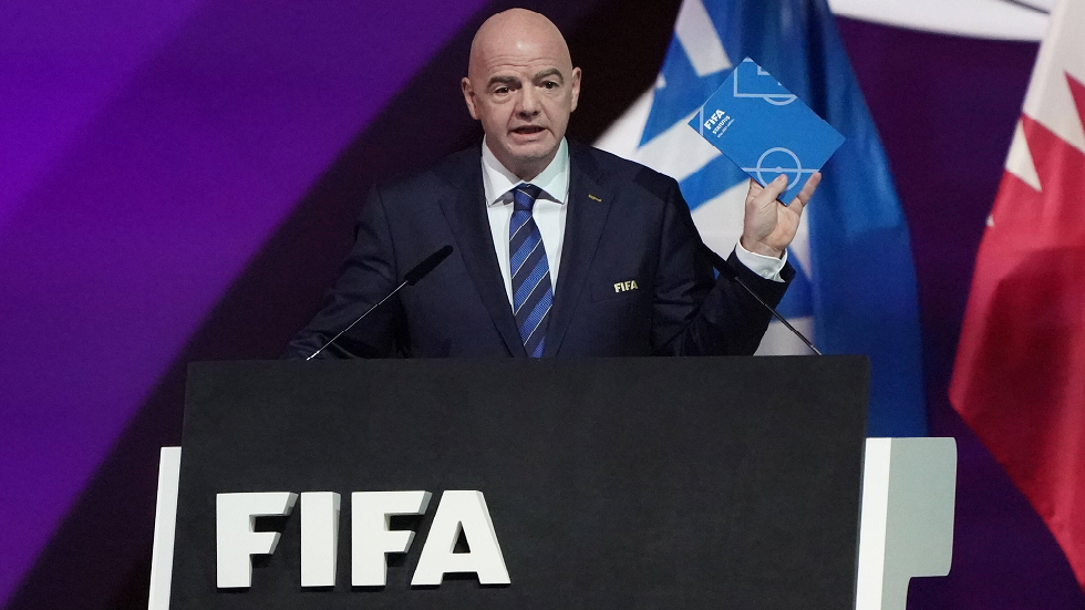 يرتقب أن يبدأ الاتحاد الدولي لكرة القدم (فيفا) تحقيقين سيتيحان له اتخاذ قراره بشأن مطالبة الاتحاد الفلسطيني بتوقيف النشاط الكروي الدولي للا