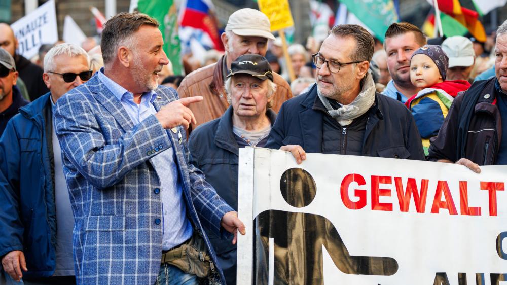 نظمت حركة “بيجيدا” الألمانية المعادية للإسلام، أمس الأحد، مظاهرة لها بمدينة دريسدن شرق ألمانيا، شارك في المظاهرة حوالي 500 شخص، بينما كان