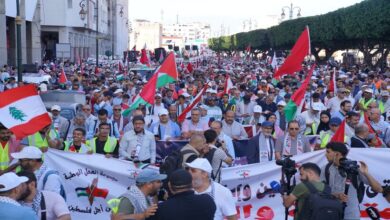 حجّ الآلاف من المغاربة بكثافة منذ الساعات الأولى من صباح اليوم الأحد 6 أكتوبر 2024 إلى ساحة باب الأحد بالرباط. حلّوا من مختلف مدن المملكة  للمشاركة في المسيرة الوطنية التي دعت إليها مجموعة العمل الوطنية من أجل فلسطين إحياء للذكرة الأولى لاندلاع معركة طوفان الأقصى.