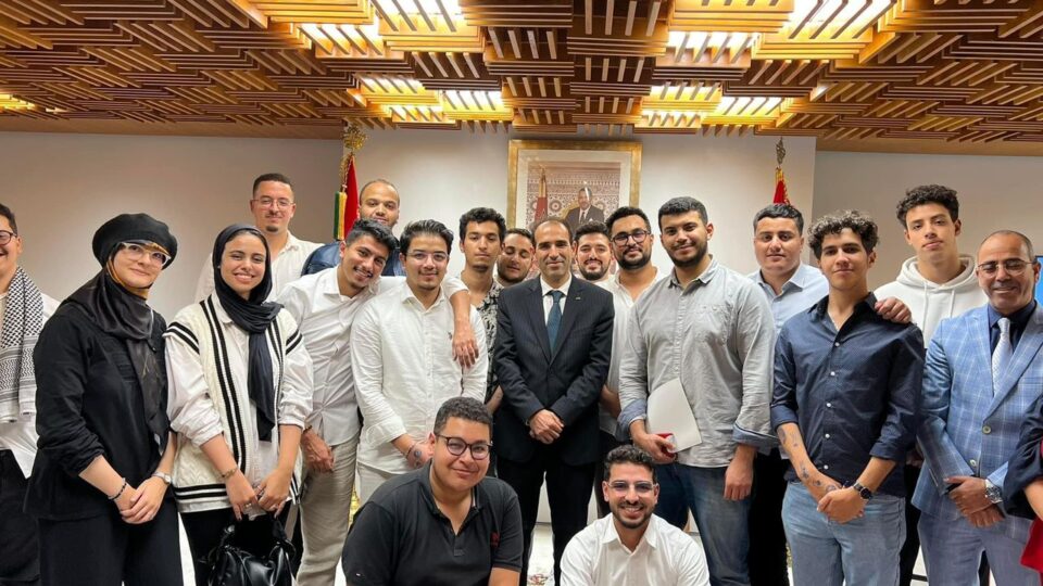 دعت اللجنة الوطنية لطلبة الطب وطب الأسنان والصيدلة وزير الصحة والحماية الاجتماعية إلى تفعيل الالتزامات الواردة في محضر التسوية والتزام الوز