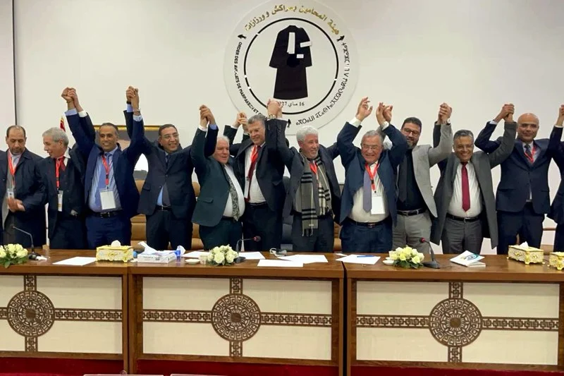 قرر مكتب جمعية هيئات المحامين بالمغرب تعليق قرار التوقف الشامل عن أداء مهام الدفاع ابتداء من 11 نونبر 2024، وبالتالي تعليق الإضراب الشامل