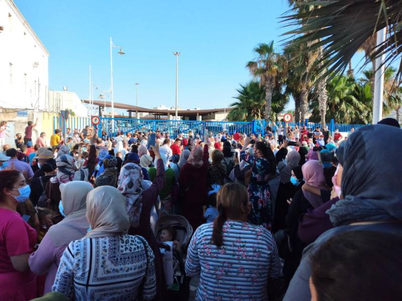 أدان تقرير حقوقي الوضع الصعب الذي يعيشه أكثر من 2000 مغربي في وضعية غير قانونية بمليلية المحتلة، بسبب عجزهم عن تجديد جوازات سفرهم والعراقيل