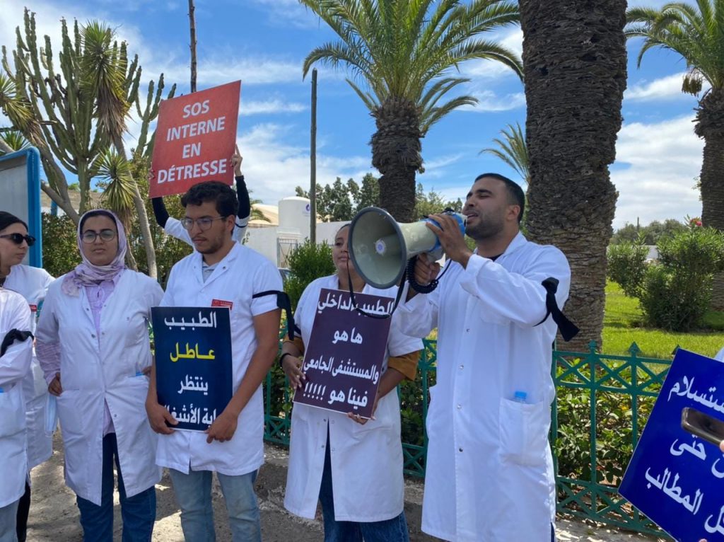 أعلن التنسيق النقابي الوطني بقطاع الصحة عن تنظيم إضراب وطني شامل في المستشفيات الصحية الوقائية والاستشفائية والإدارية، يوم الأربعاء 15 يناي