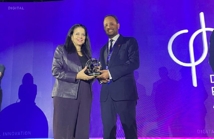 توج المغربي عبد اللطيف بلمقدم أمس الأربعاء، بجائزة “الازدهار الرقمي العالمية” التي تمنحها منظمة التعاون الرقمي (DCO)، خلال حفل تكريمي أقيم في مركز الملك الحسين بن طلال للمؤتمرات بالبحر الميت، الأردن.