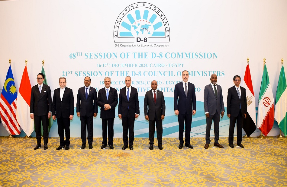 دعت منظمة التعاون الاقتصادي التي تضم ثماني دول نامية، كل الدول إلى الضغط على الاحتلال الإسرائيلي لإرغامه على احترام القانون الدولي، وطالبت ب