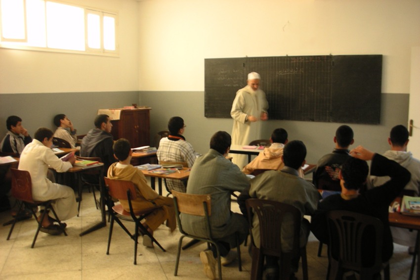 تفاجأ عشرات الأساتذة والموظفين الإداريين بمدارس التعليم العتيق بإنهاء مهامهم بشكل غير متوقع مع بداية شهر أبريل الجاري، ونقلت مواقع إعلامية