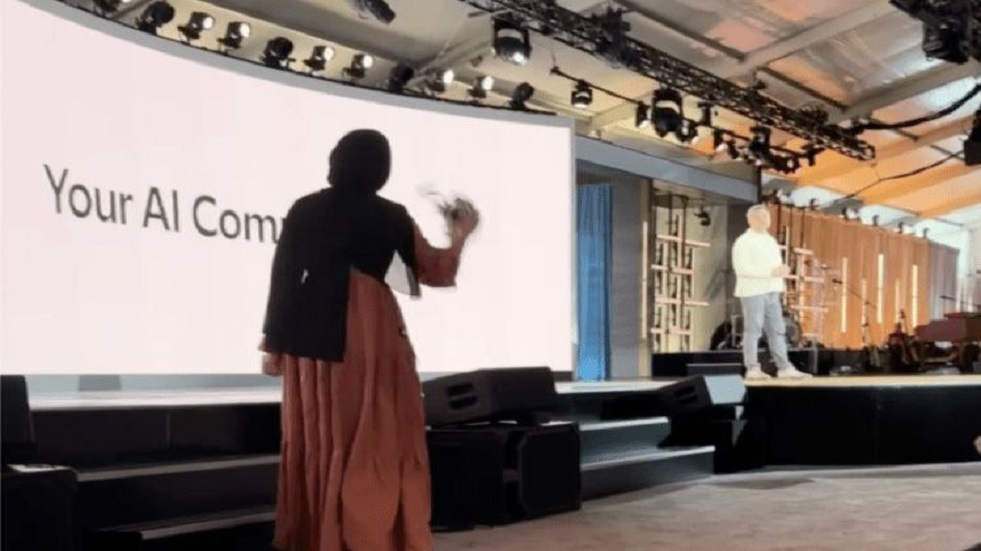 قاطعت المغربية ابتهال أبو السعد الموظفة المؤيدة للقضية الفلسطينية كلمة المدير التنفيذي لقطاع الذكاء الاصطناعي في شركة مايكروسوفت مصطفى سليما