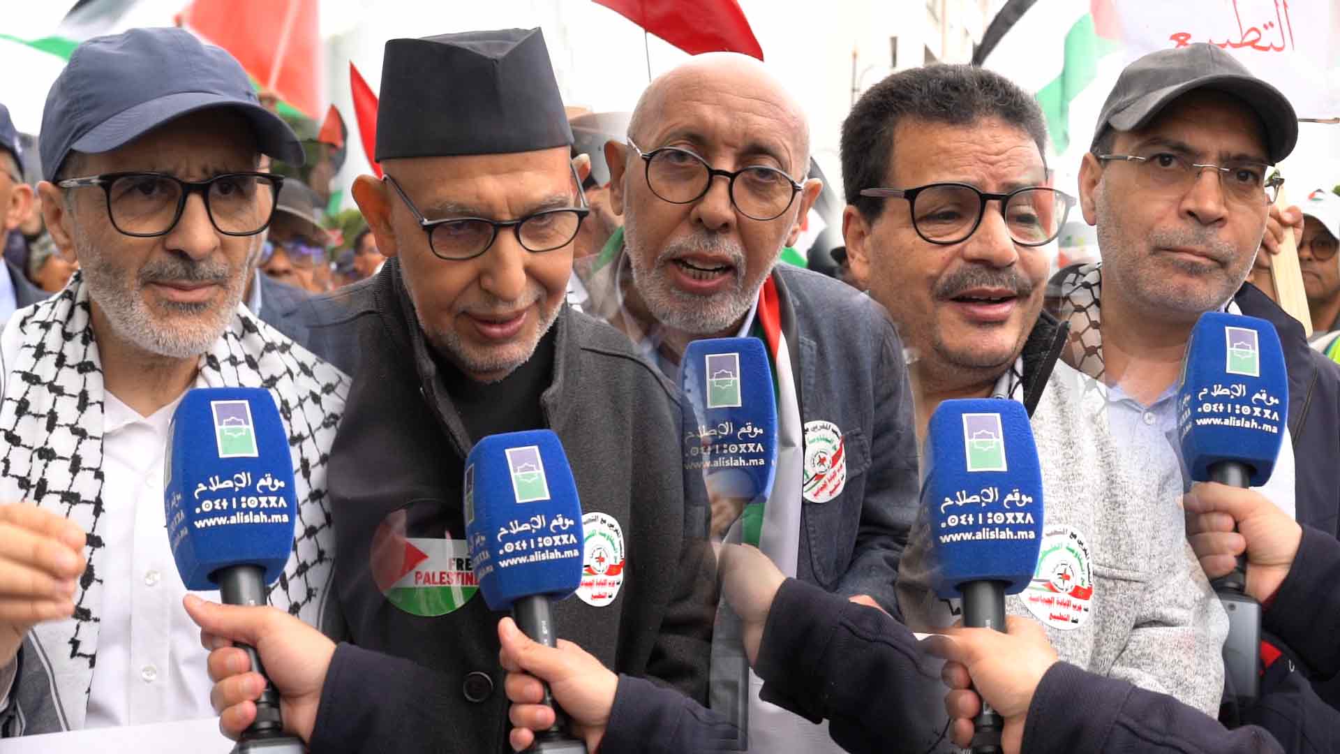 حج عشرات الآلاف من الموطنين المغاربة في الساعات الأولى من صباح اليوم الأحد 13 أبريل من مختلف المدن المغربية للمشاركة في المسيرة المليونية ب