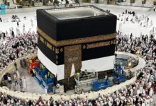 أعلنت الهيئة العامة للعناية بشؤون المسجد الحرام والمسجد النبوي، أمس الثلاثاء، عن قيامها برفع الجزء السفلي من كسوة الكعبة المشرفة بمقدار  ثلاث