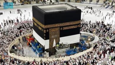 أعلنت الهيئة العامة للعناية بشؤون المسجد الحرام والمسجد النبوي، أمس الثلاثاء، عن قيامها برفع الجزء السفلي من كسوة الكعبة المشرفة بمقدار  ثلاث