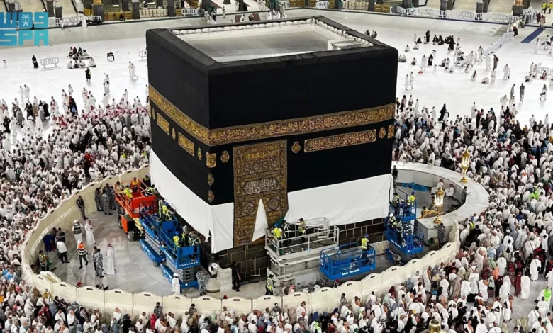 أعلنت الهيئة العامة للعناية بشؤون المسجد الحرام والمسجد النبوي، أمس الثلاثاء، عن قيامها برفع الجزء السفلي من كسوة الكعبة المشرفة بمقدار ثلاث