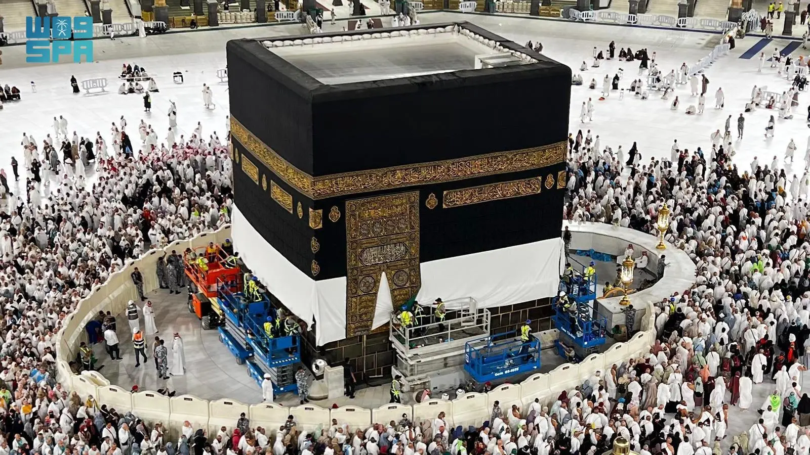 أعلنت الهيئة العامة للعناية بشؤون المسجد الحرام والمسجد النبوي، أمس الثلاثاء، عن قيامها برفع الجزء السفلي من كسوة الكعبة المشرفة بمقدار  ثلاث