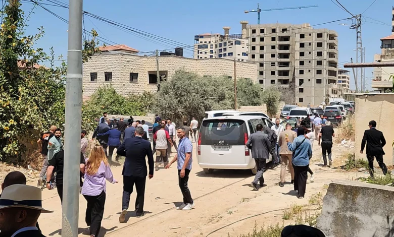 نجا السفير المغربي لدى فلسطين عبد الرحيم مزيان، من رصاص جنود إسرائيليين أطلقوا نيرانهم على مجموعة من الدبلوماسيين وممثلي وسائل الإعلام، الذي