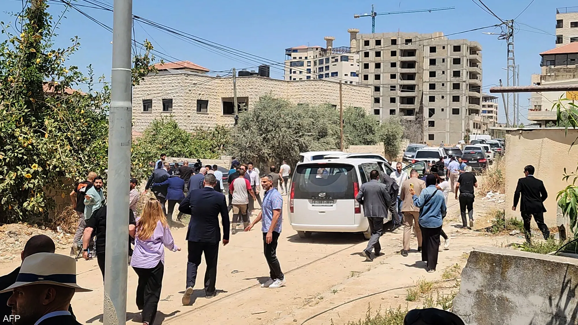 نجا السفير المغربي لدى فلسطين عبد الرحيم مزيان، من رصاص جنود إسرائيليين أطلقوا نيرانهم على مجموعة من الدبلوماسيين وممثلي وسائل الإعلام، الذي