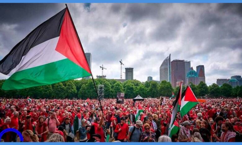 تظاهر عشرات آلاف الأشخاص، اليوم الأحد في لاهاي، احتجاجا على سياسة الحكومة الهولندية إزاء إسرائيل والحرب في غزة، في أكبر تجمّع في البلد منذ 2