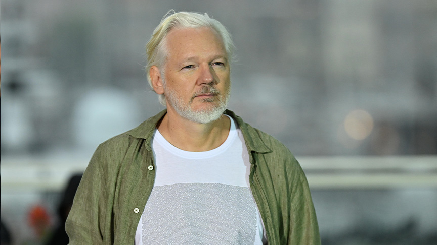 ظهر مؤسس موقع ويكيليكس جوليان أسانغ مرتديا قميصا يحمل أسماء أربعة آلاف و986 طفلا فلسطينيا​​​​​​​ قتلهم الاحتلال الإسرائيلي في قطاع غزة خلال