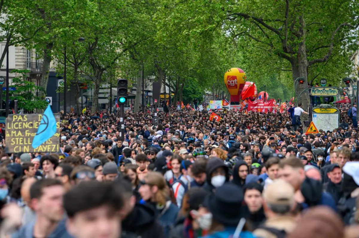 اهتز الشارع الفرنسي الخميس الماصي، بمناسبة اليوم العالمي للشغل على وقع مظاهرات حاشدة خرج على إثرها مئات الآلاف من المحتجين، رافعين شعارات متع